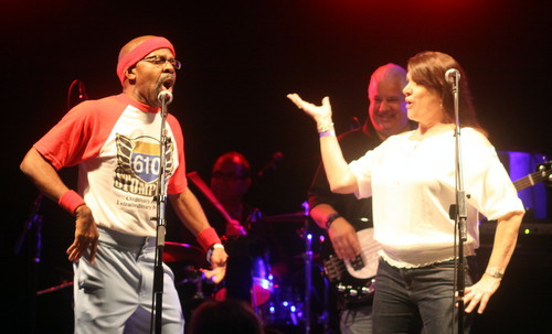 Alfred, a member of the 610 Stompers, sings on stage with Terri Lynn of the Wiseguys. (Robert Morris, UptownMessenger.com)