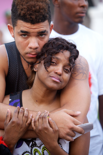 Parents of Londyn Samuels Keion Reed and Andrea Samuels hold each other at the vigil. (Sabree Hill, UptownMessenger.com)