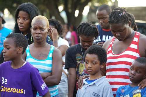 Crowds pray at the vigil for Londyn Samuels.(Sabree Hill, UptownMessenger.com)