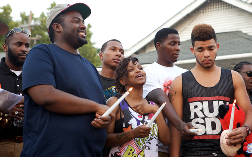 "I love you Londyn," yells mother Andrea Samuels, at the vigil for her daughter. (Sabree Hill, UptownMessenger.com)