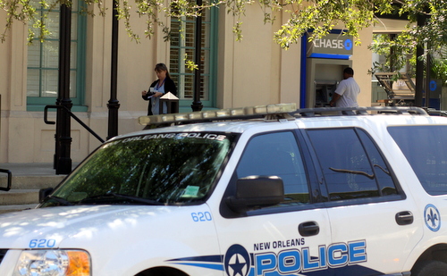Customers were still able to use the ATM outside the Chase bank while the robbery investigation took place. (Robert Morris, UptownMessenger.com)