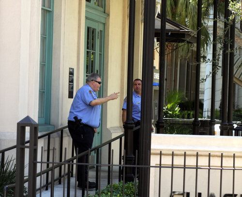 New Orleans police officers stand in front of the Chase Bank branch on St. Charles Avenue shortly after the robbery Thursday afternoon. (Robert Morris, UptownMessenger.com)
