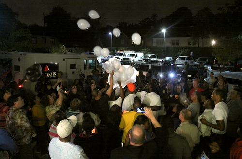 Friends, family and supporters of Hector Trochez release balloons from the Chase bank parking lot where he was gunned down Wednesday. (Robert Morris, UptownMessenger.com)