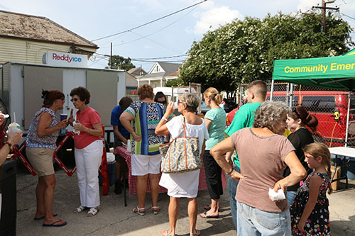 Lines were long for free Plumb street snowballs. (Zach Brien, UptownMessenger.com)