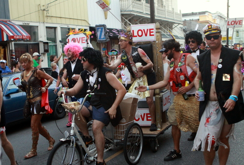 The king's throne in the Krewe of Oak parade on Saturday was stolen, krewe members say. (Robert Morris, UptownMessenger.com)