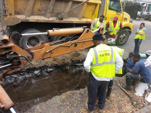 Workers dig a pit to repair a sewer line on Magazine near Third Street on Feb. 21. (Robert Morris, UptownMessenger.com)