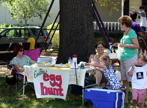 Members of the Audubon Riverside Neighborhood Association relax after their annual Easter egg hunt at Alma Peters Park in 2012.(UptownMessenger.com file photo)