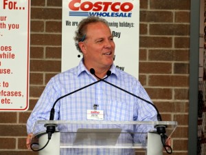 Costco Manager Pete Carter speaks at the store's grand opening. (Robert Morris, UptownMessenger.com)